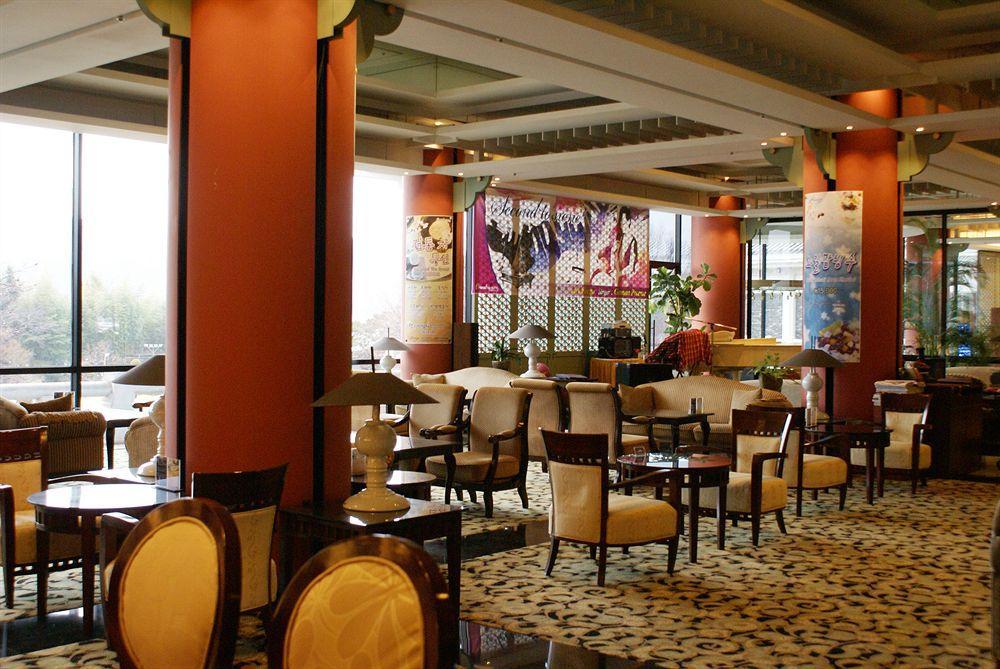 Commodore Hotel גייאונגג'ו מראה חיצוני תמונה
