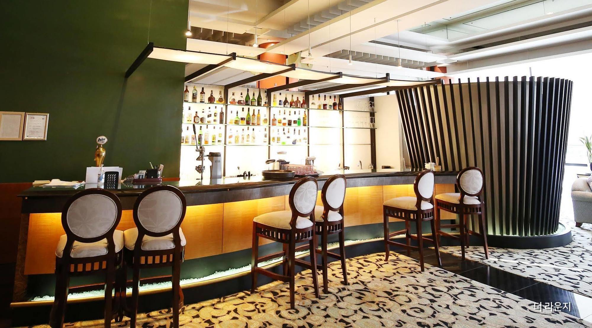 Commodore Hotel גייאונגג'ו מראה חיצוני תמונה