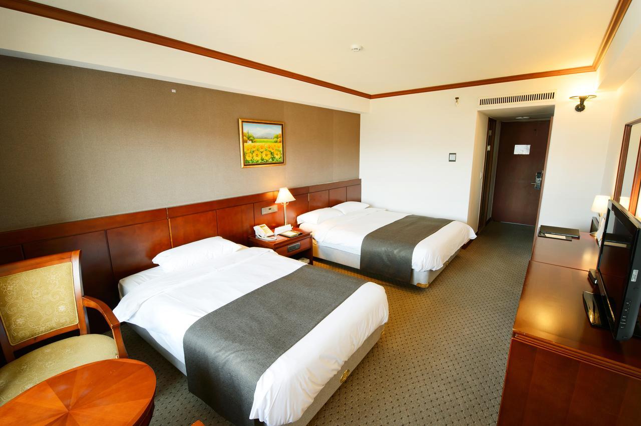 Commodore Hotel גייאונגג'ו מראה חיצוני תמונה